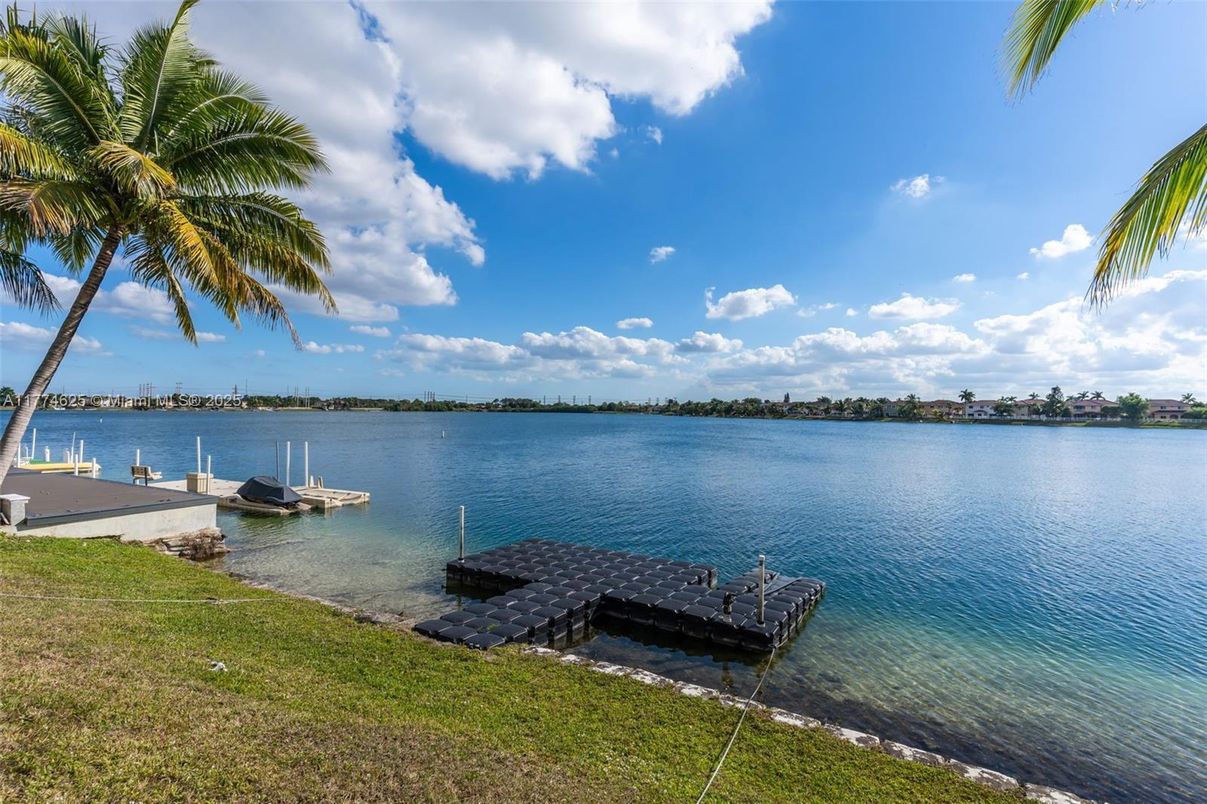 Exterior, Lake