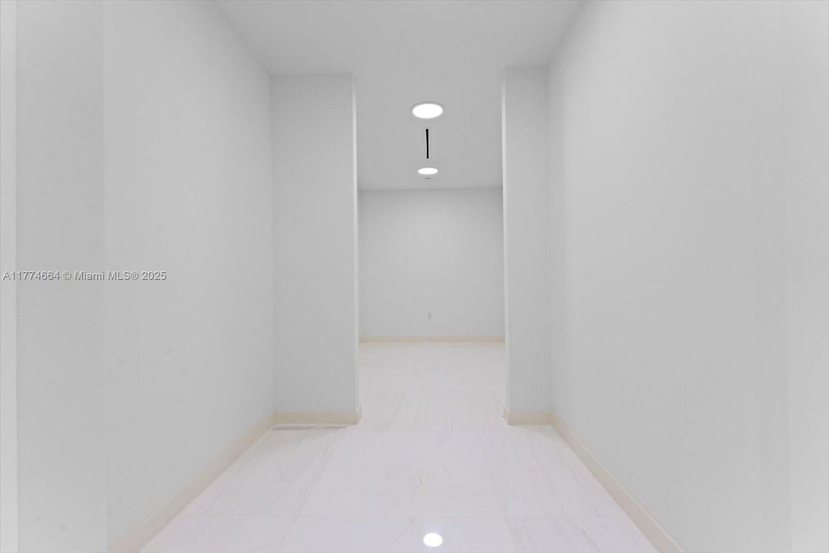 Empty room, Interior, Recessed Lighting
