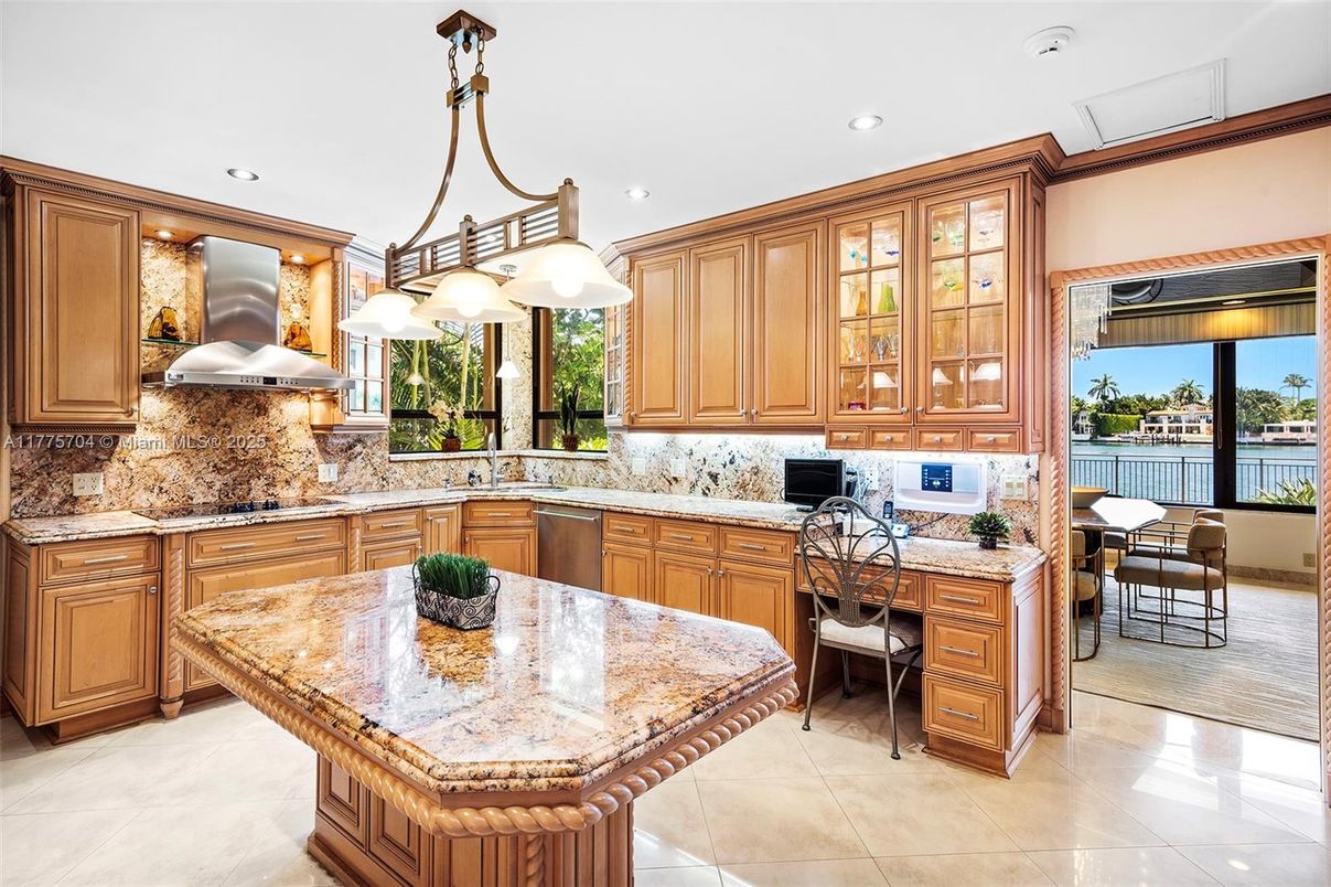 Dining room, Interior, Kitchen, Pendant Lights, Recessed Lighting, Stainless Steel Appliances, Water
