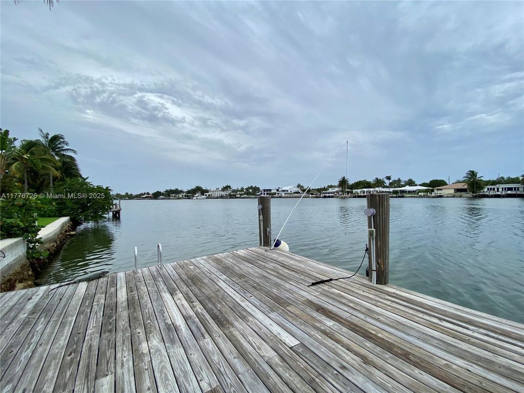 Exterior, Lake