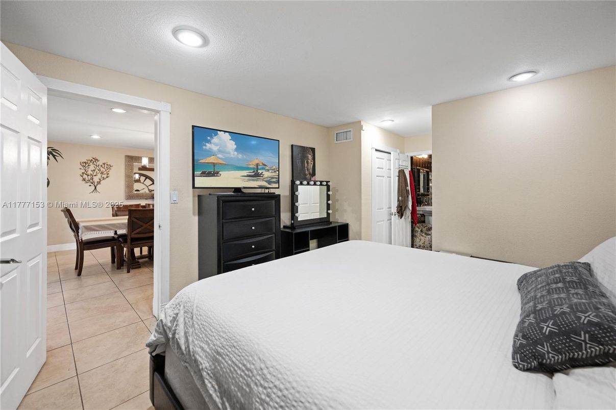 Bedroom, Dining room, Interior, Recessed Lighting