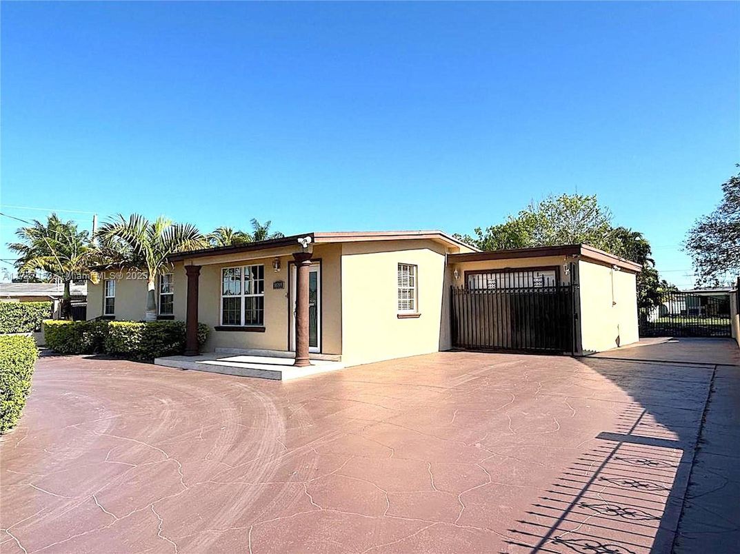 Exterior, Facade, Ranch