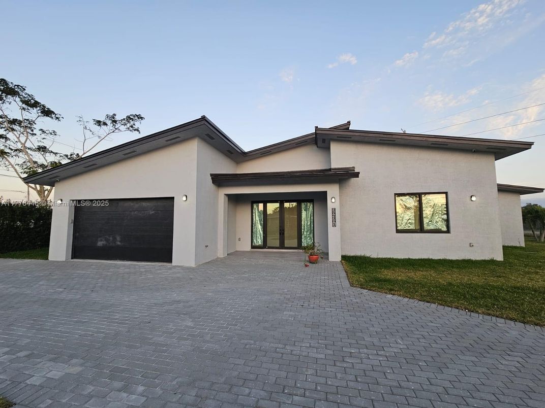 Attached, Exterior, Facade, Modern