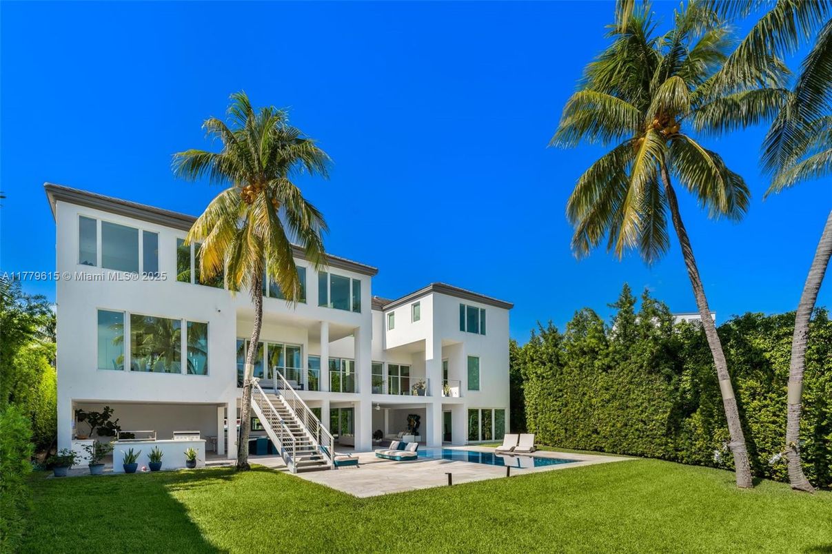 Backyard, Exterior, Facade, Modern