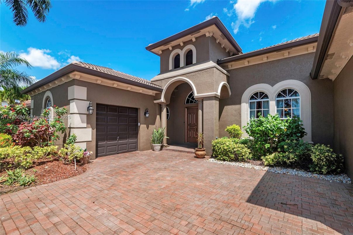 Attached, Exterior, Facade, Mediterranean