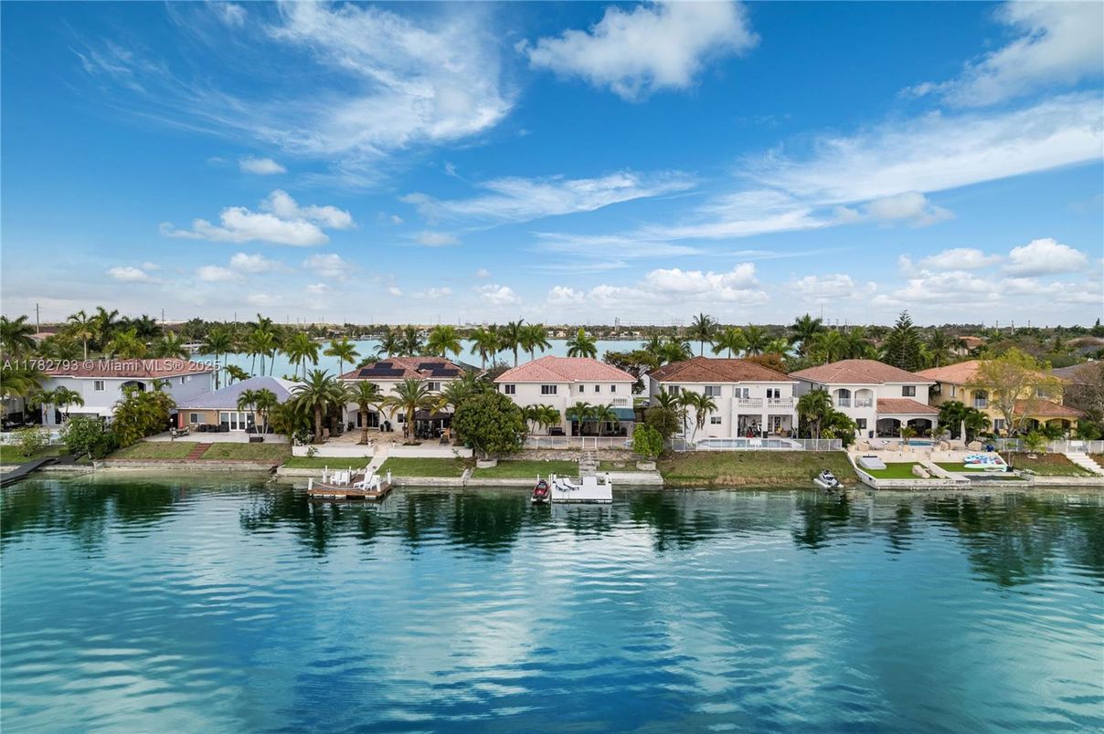 Exterior, Lake