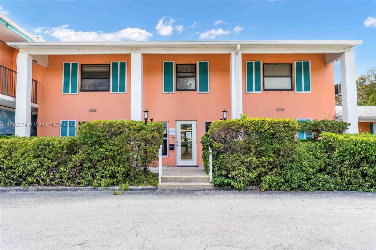 Exterior, Facade, Raised Ranch