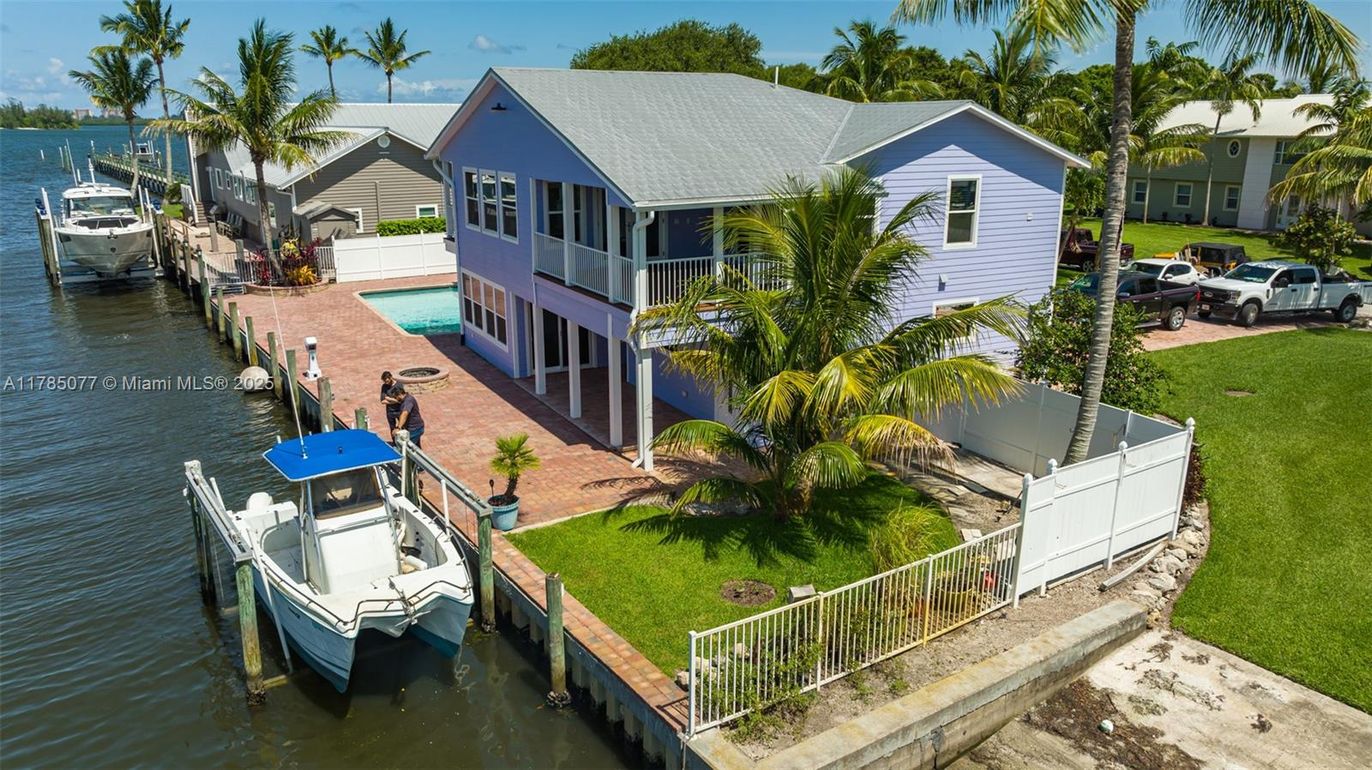 Exterior, Lake