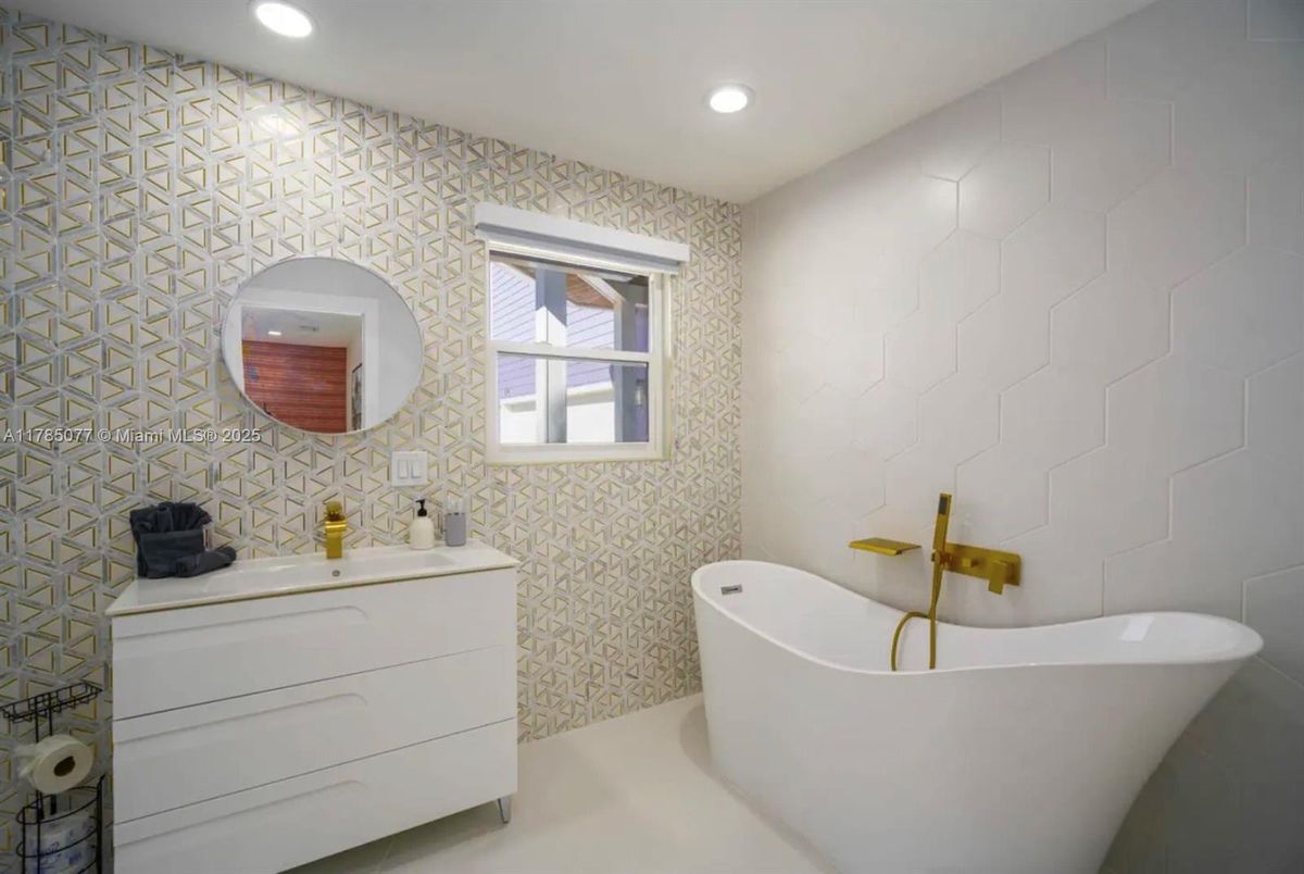 Bathroom, Free Standing Baths, Interior, Recessed Lighting