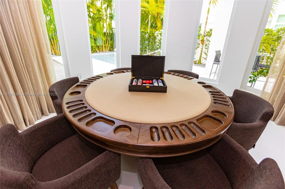 Game Room, Interior