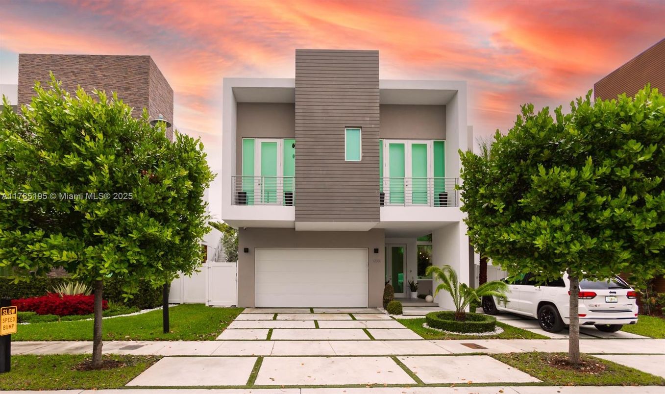 Attached, Exterior, Facade, Modern