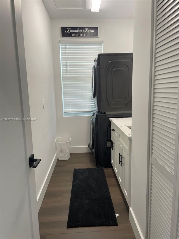 Interior, Utility Closets, Washer, Wood Texture Flooring