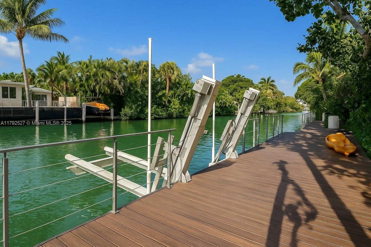 Exterior, Lake