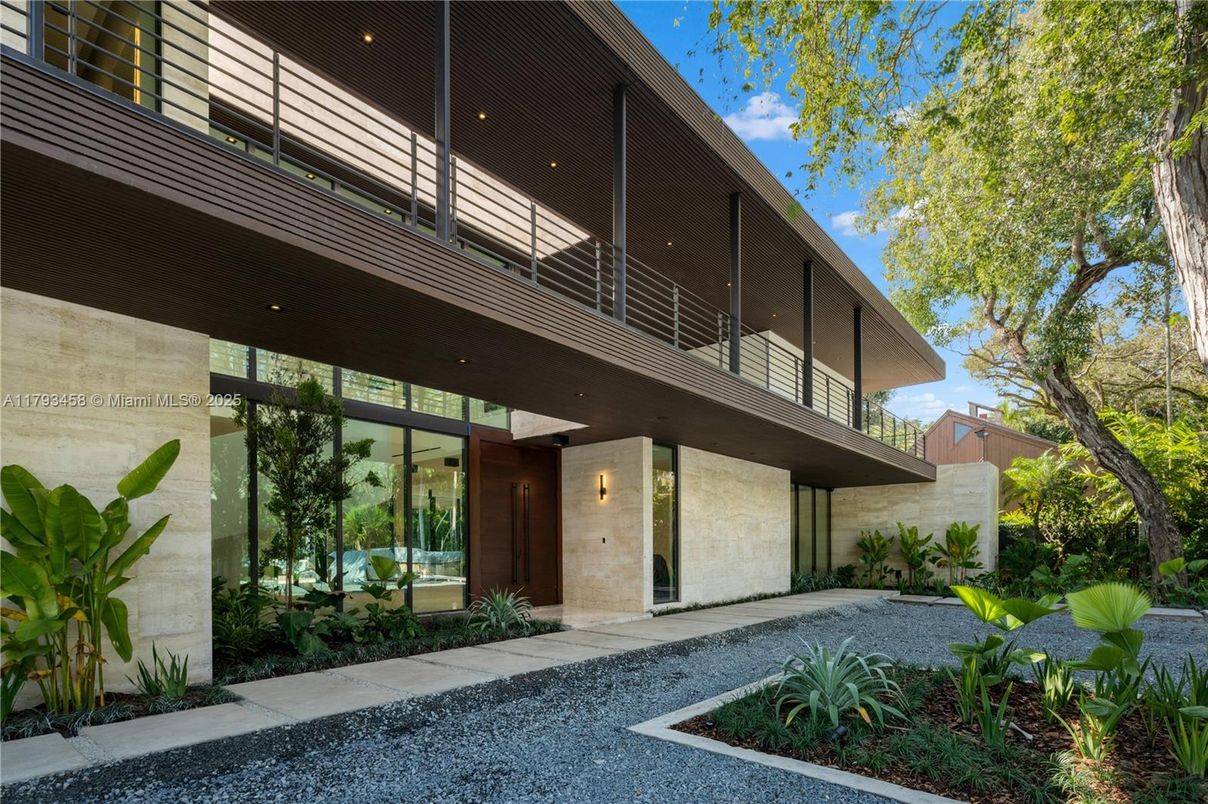Exterior, Facade, Modern