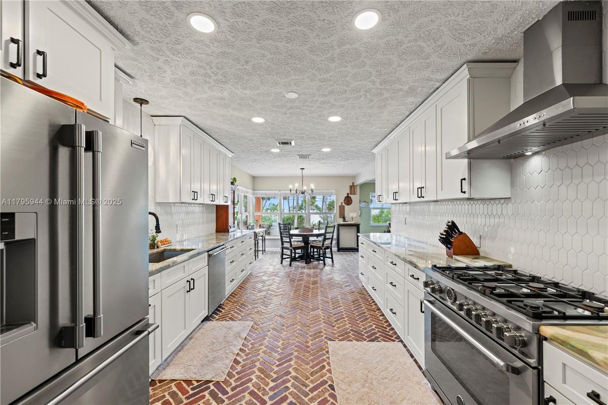 Chandelier, Dining room, Interior, Kitchen, Pendant Lights, Recessed Lighting, Stainless Steel Appliances