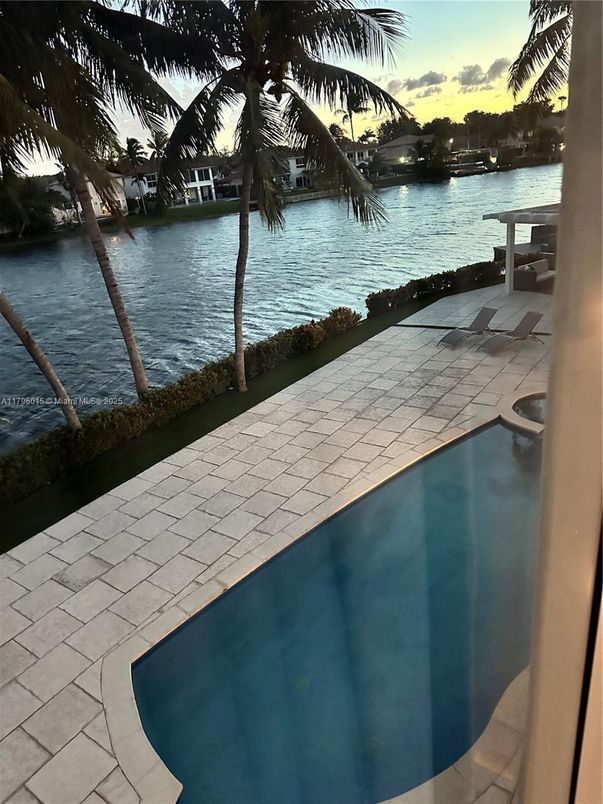 Exterior, Lake