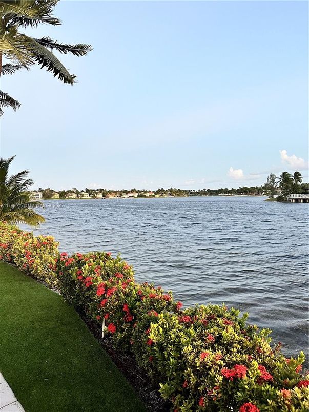 Exterior, Lake