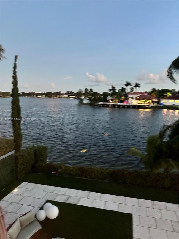 Exterior, Lake