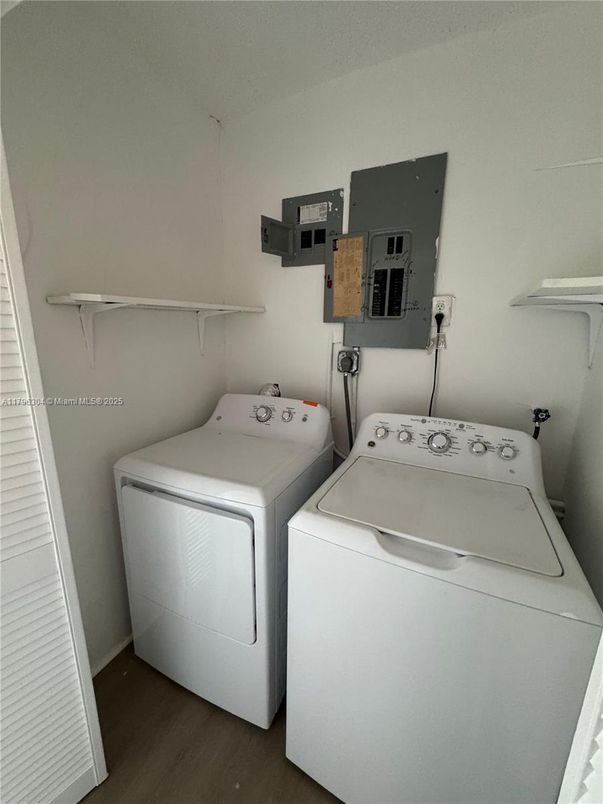 Interior, Utility Closets, Washer, Wood Texture Flooring