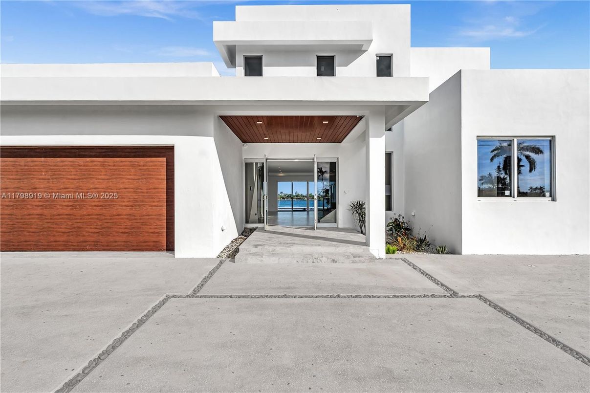 Attached, Exterior, Facade, Modern