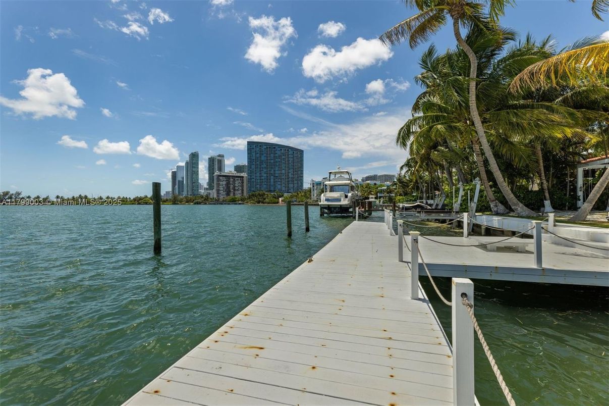 Exterior, Lake