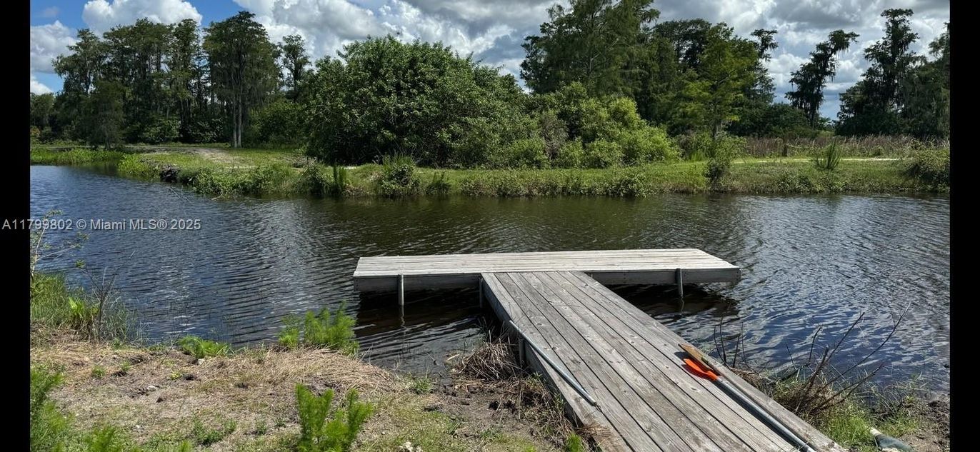 Exterior, Lake