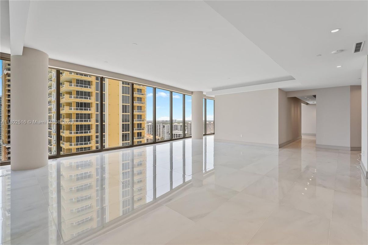 Empty room, Interior, Recessed Lighting