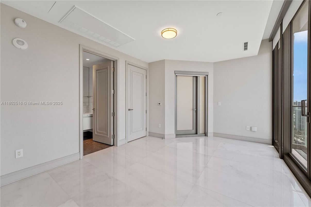 Empty room, Interior