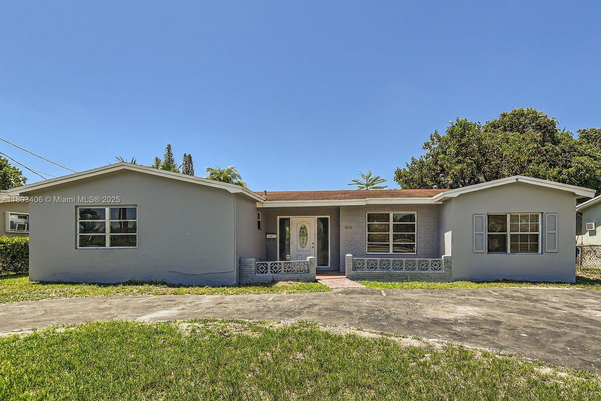 Backyard, Exterior, Facade, Ranch