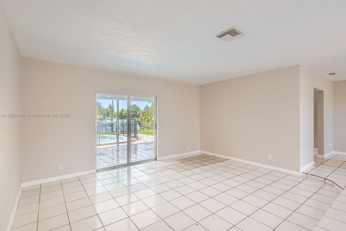 Empty room, Interior