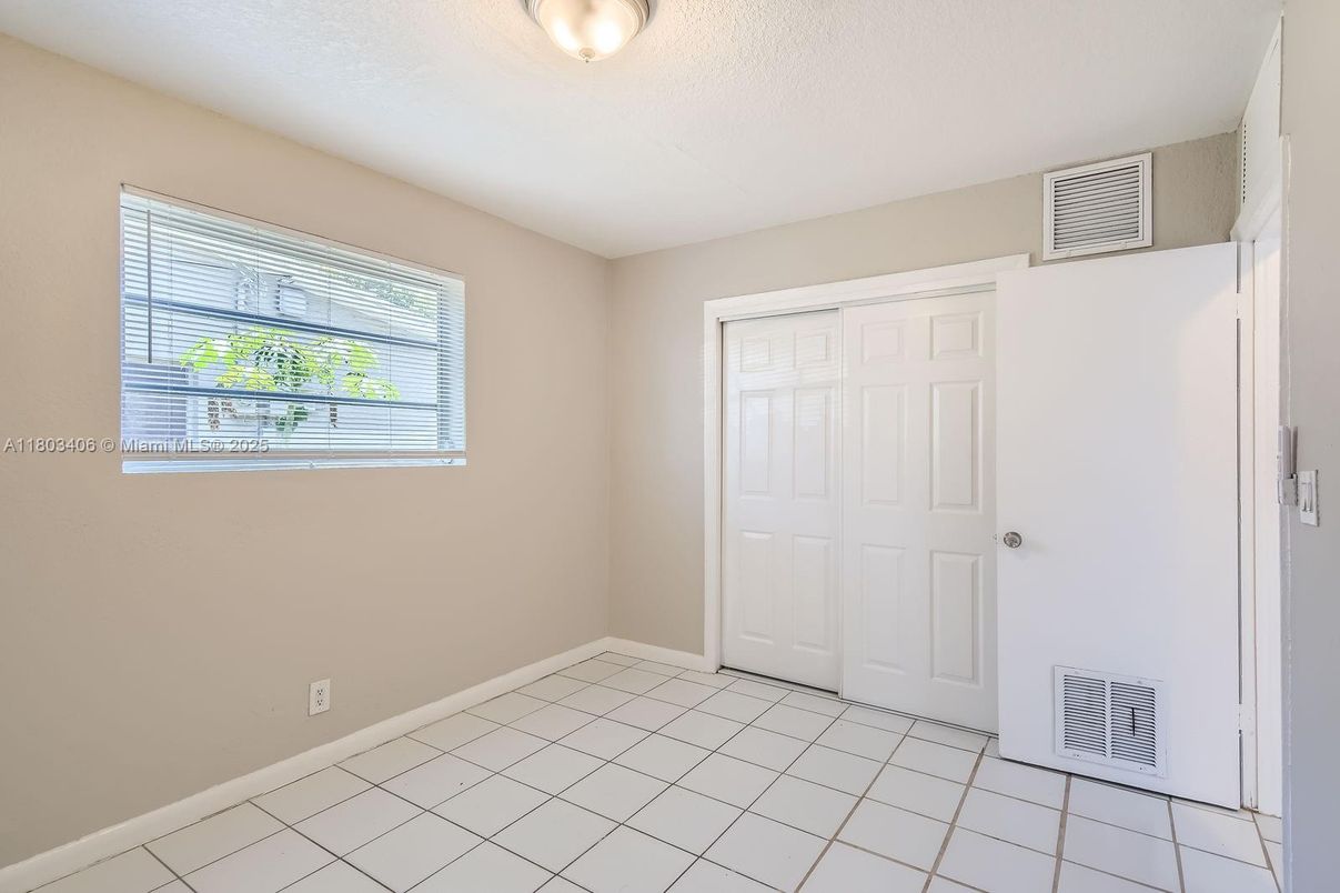 Empty room, Interior