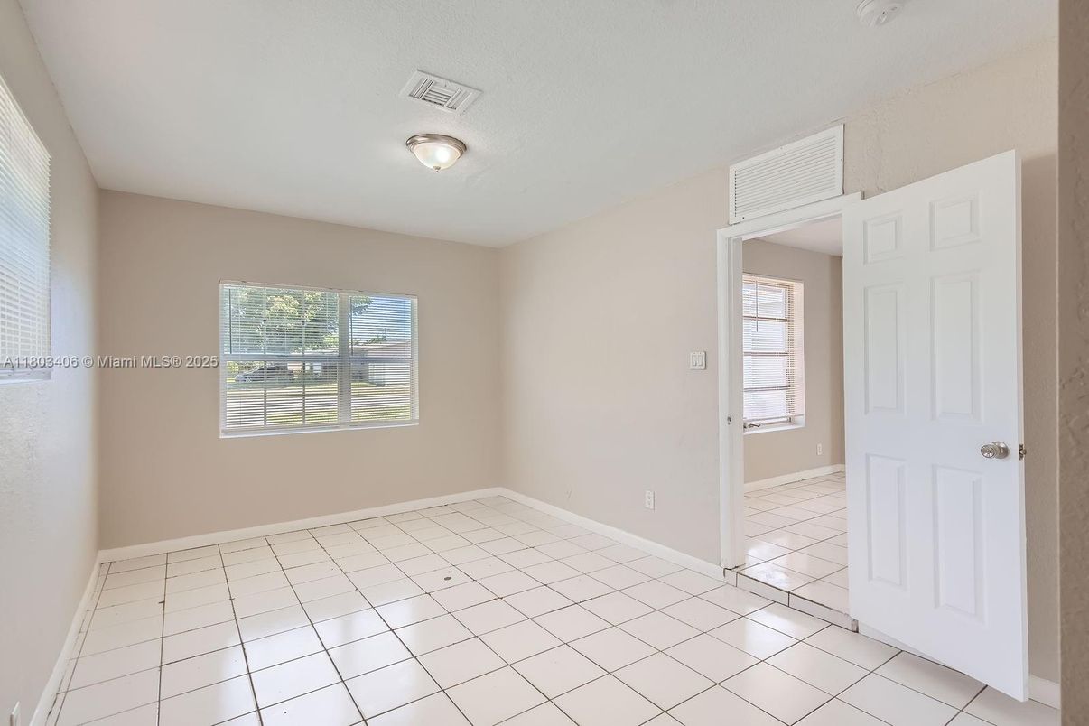 Empty room, Interior