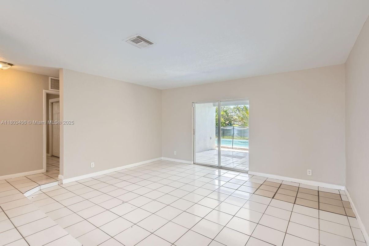 Empty room, Interior