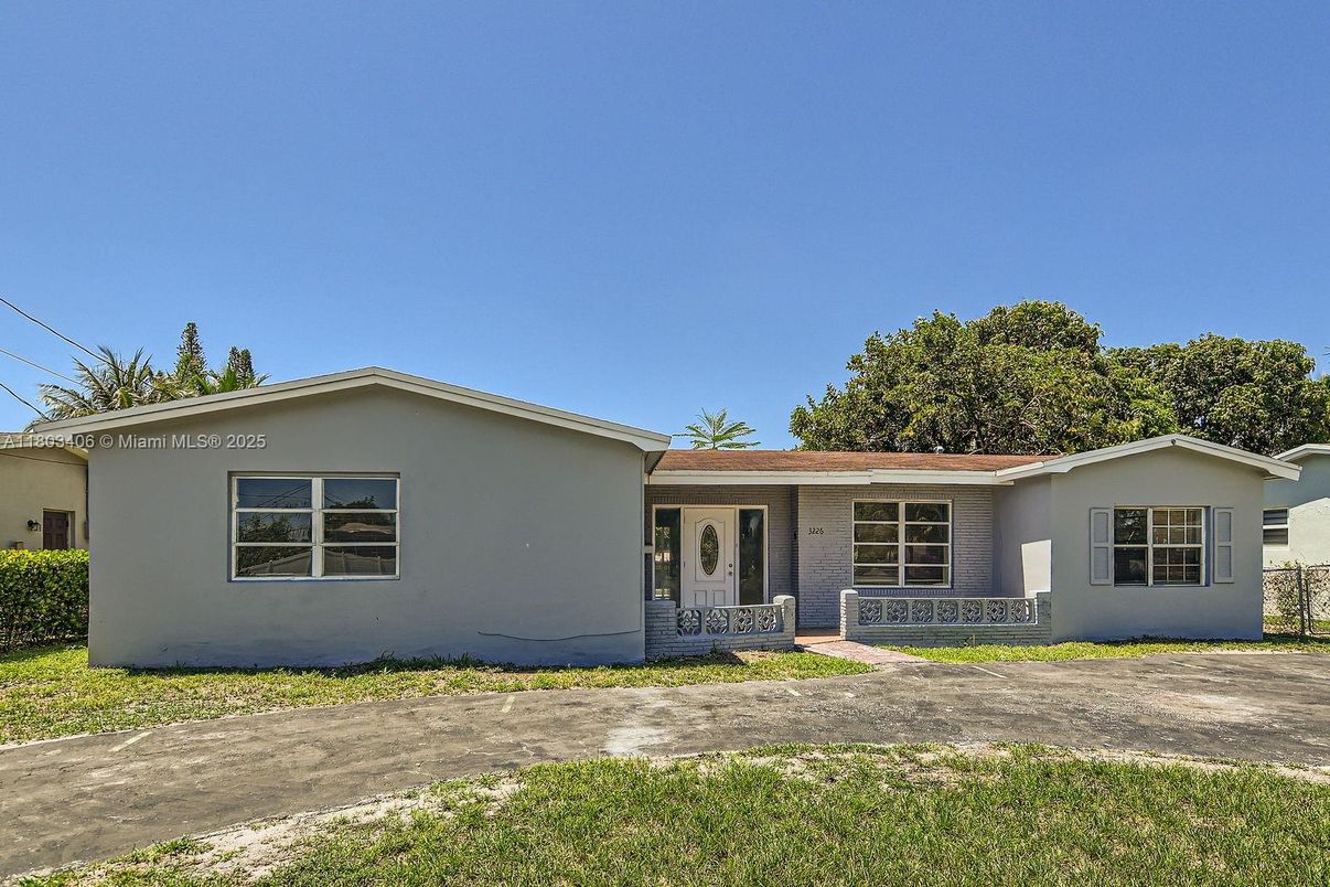 Backyard, Exterior, Facade, Ranch