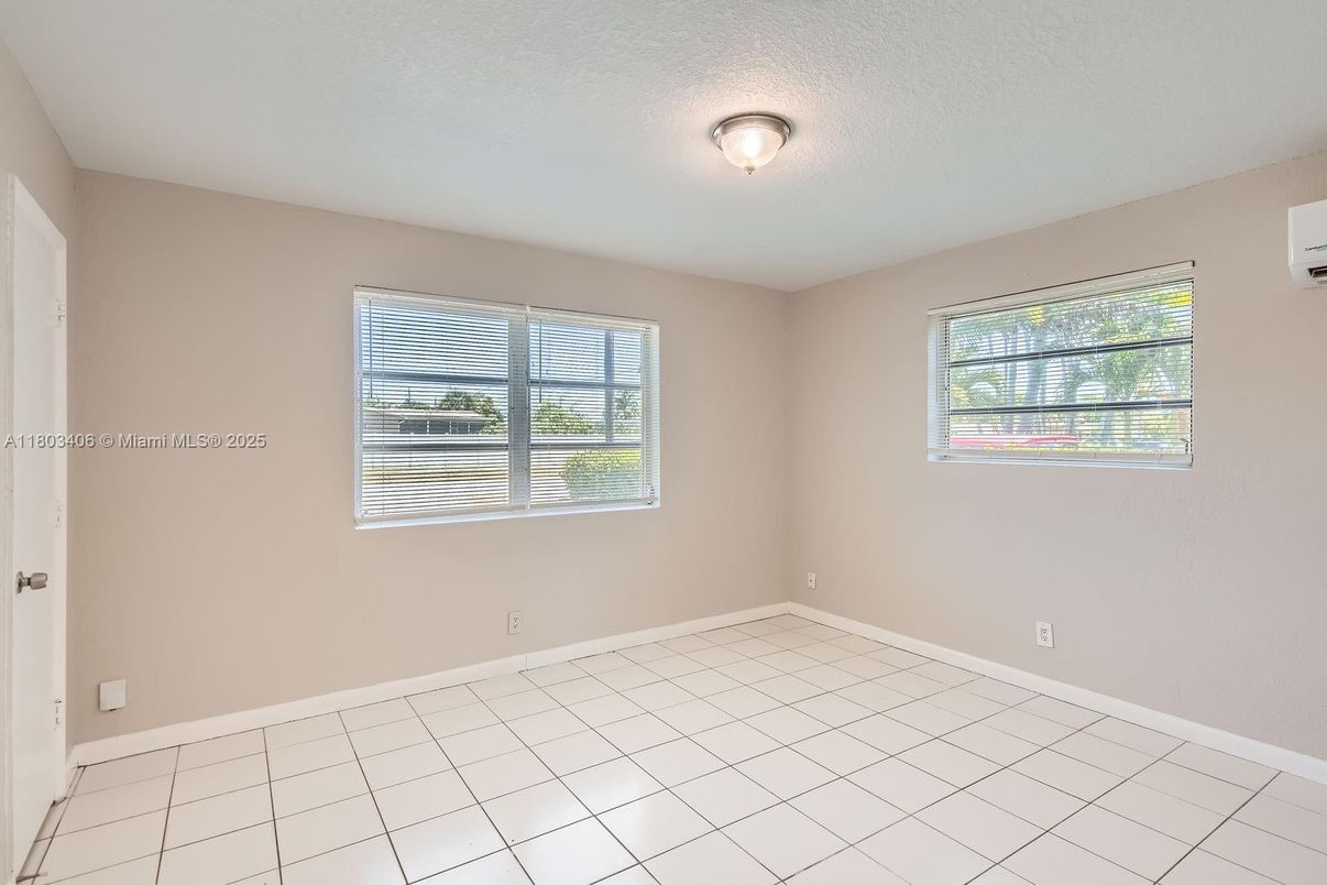 Empty room, Interior