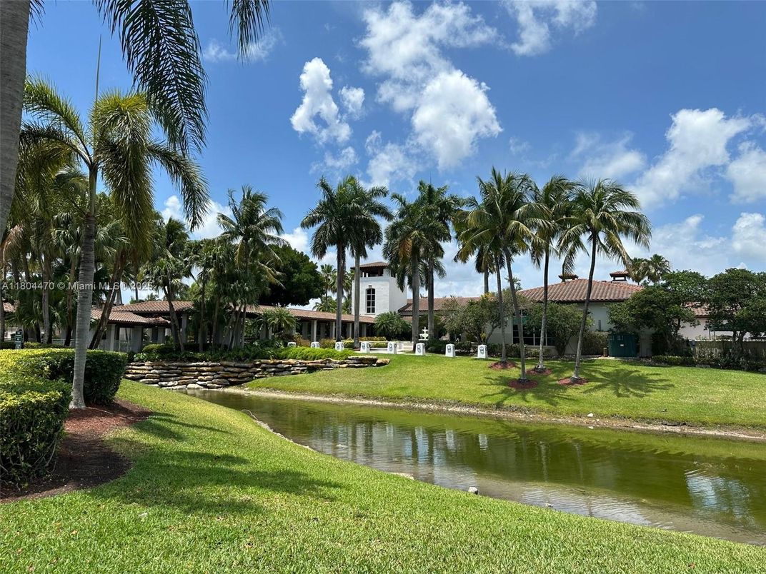 Exterior, Lake