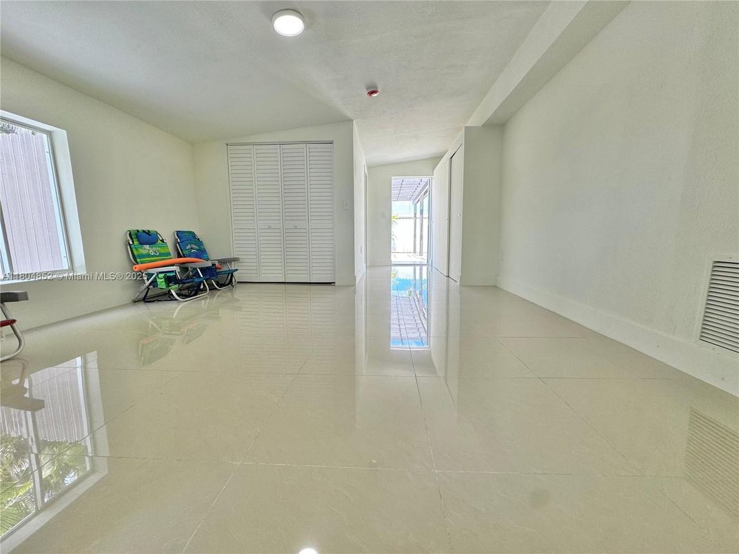 Empty room, Interior