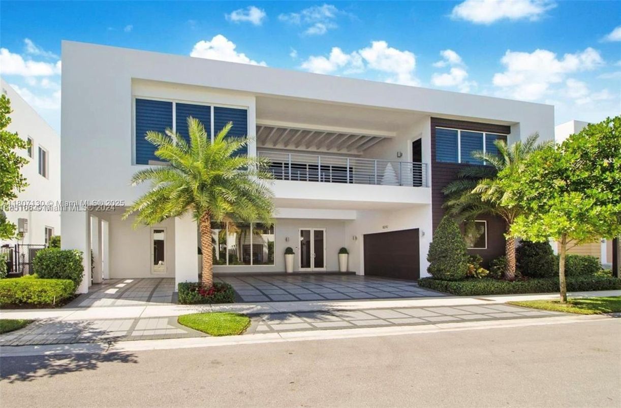 Exterior, Facade, Modern