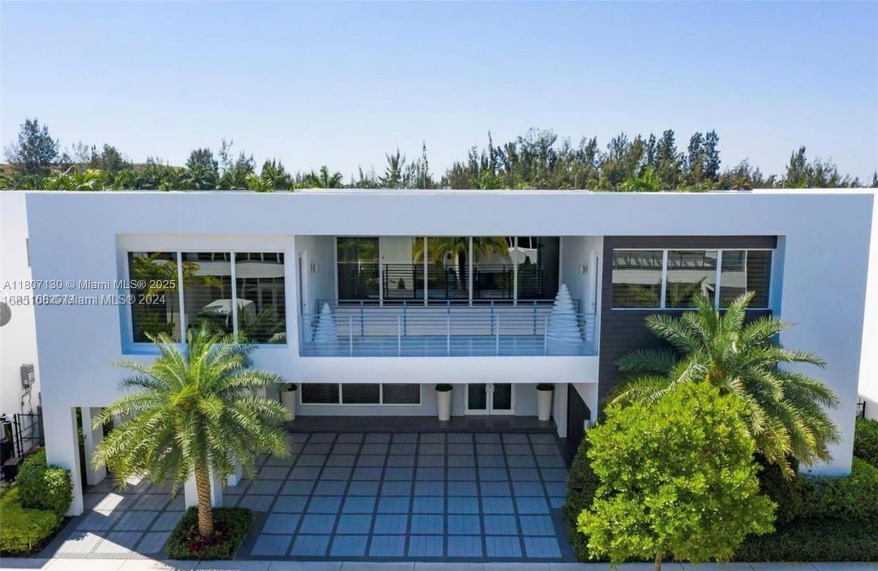Exterior, Facade, Modern