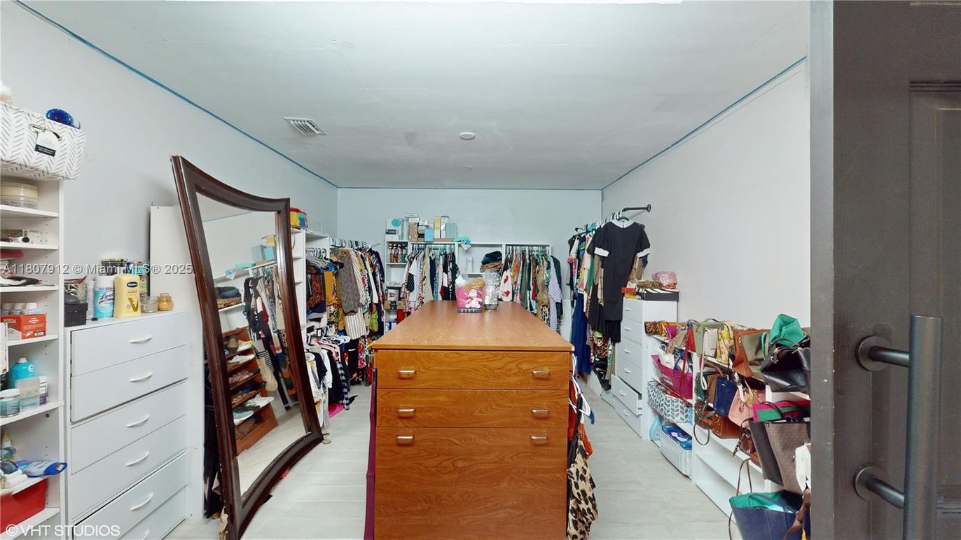 Interior, Walk-in Closets