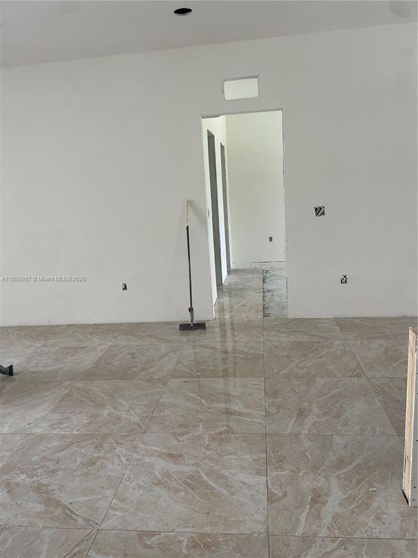 Empty room, Interior