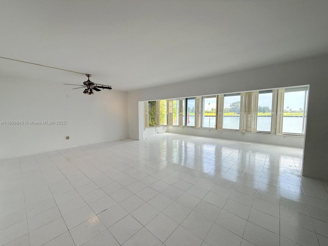 Empty room, Interior, Water