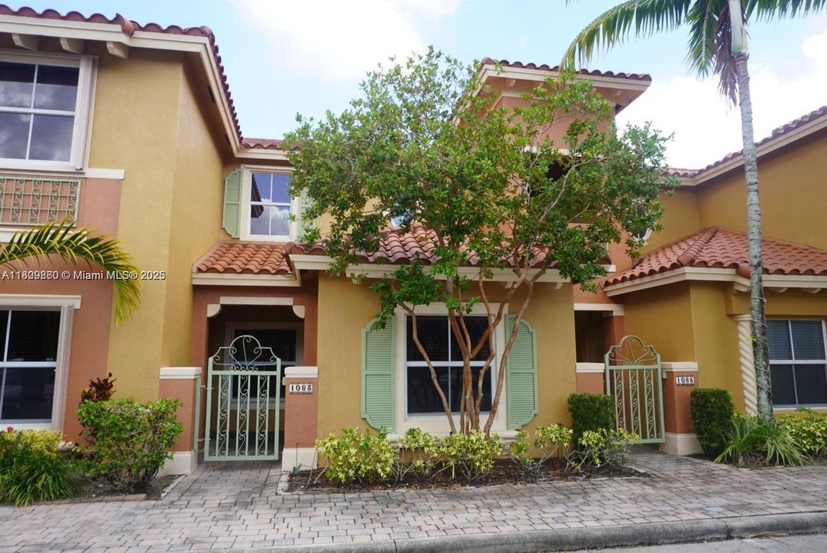 Exterior, Facade, Mediterranean