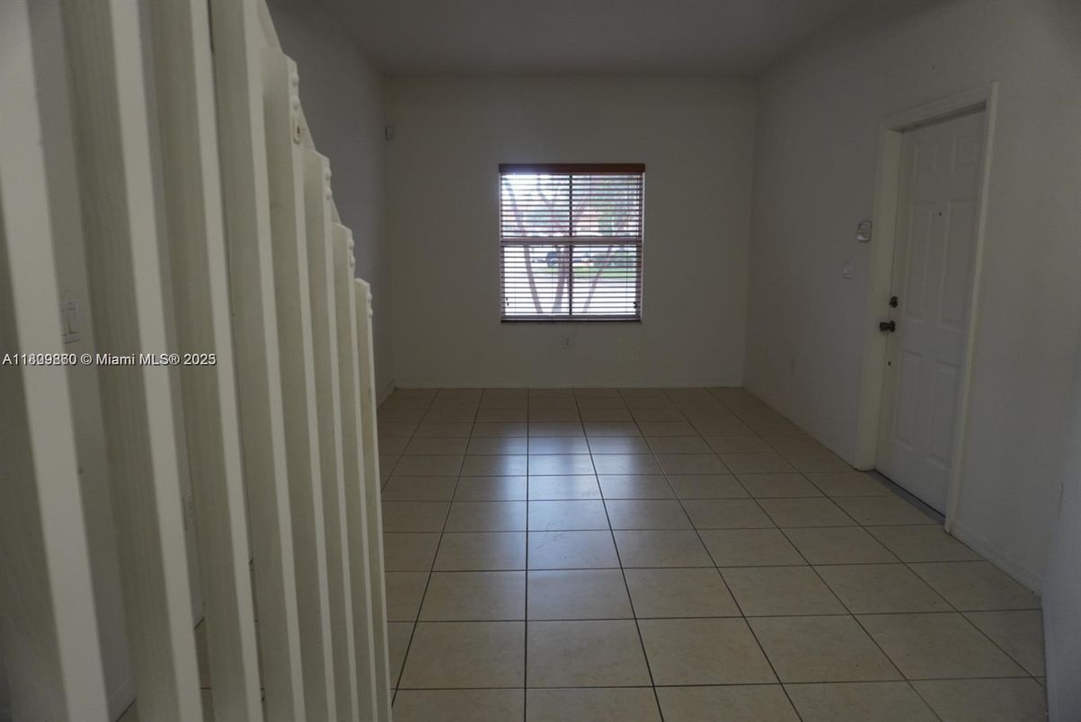 Empty room, Interior