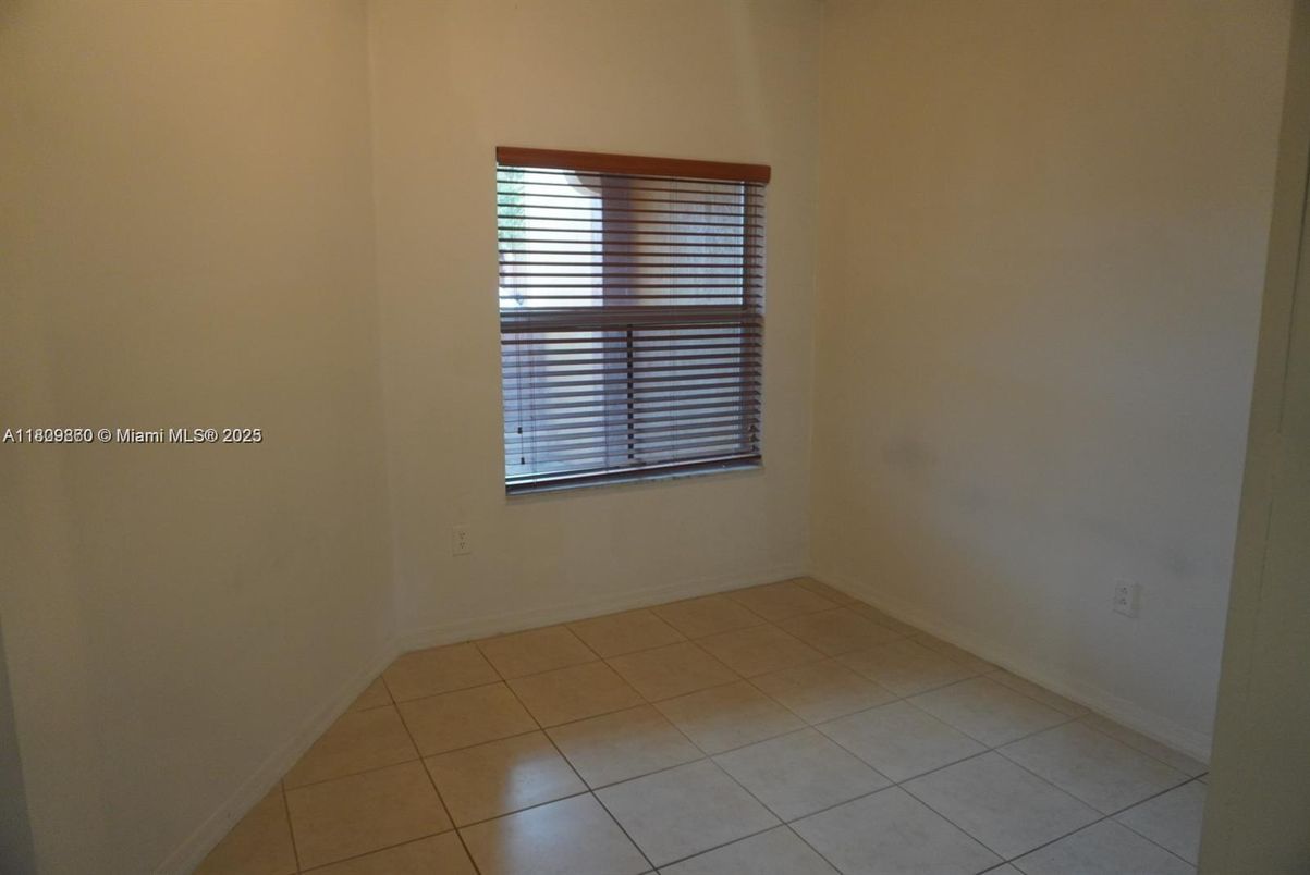 Empty room, Interior