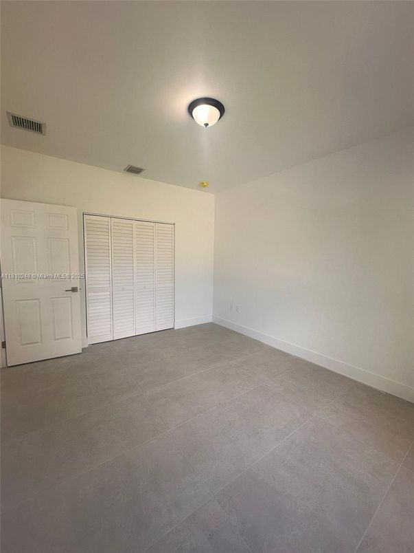 Empty room, Interior