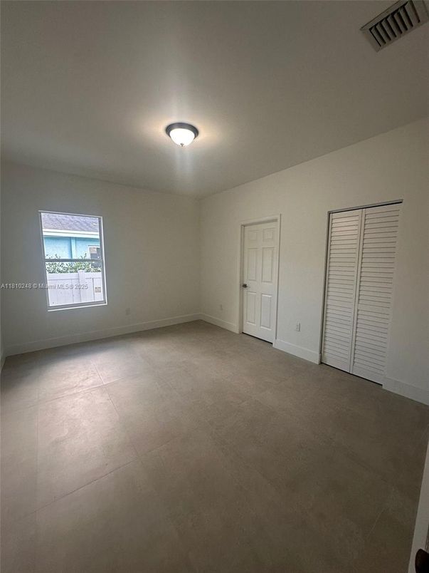 Empty room, Interior