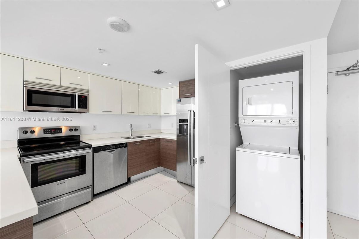 Interior, Kitchen, Recessed Lighting, Stainless Steel Appliances, Washer