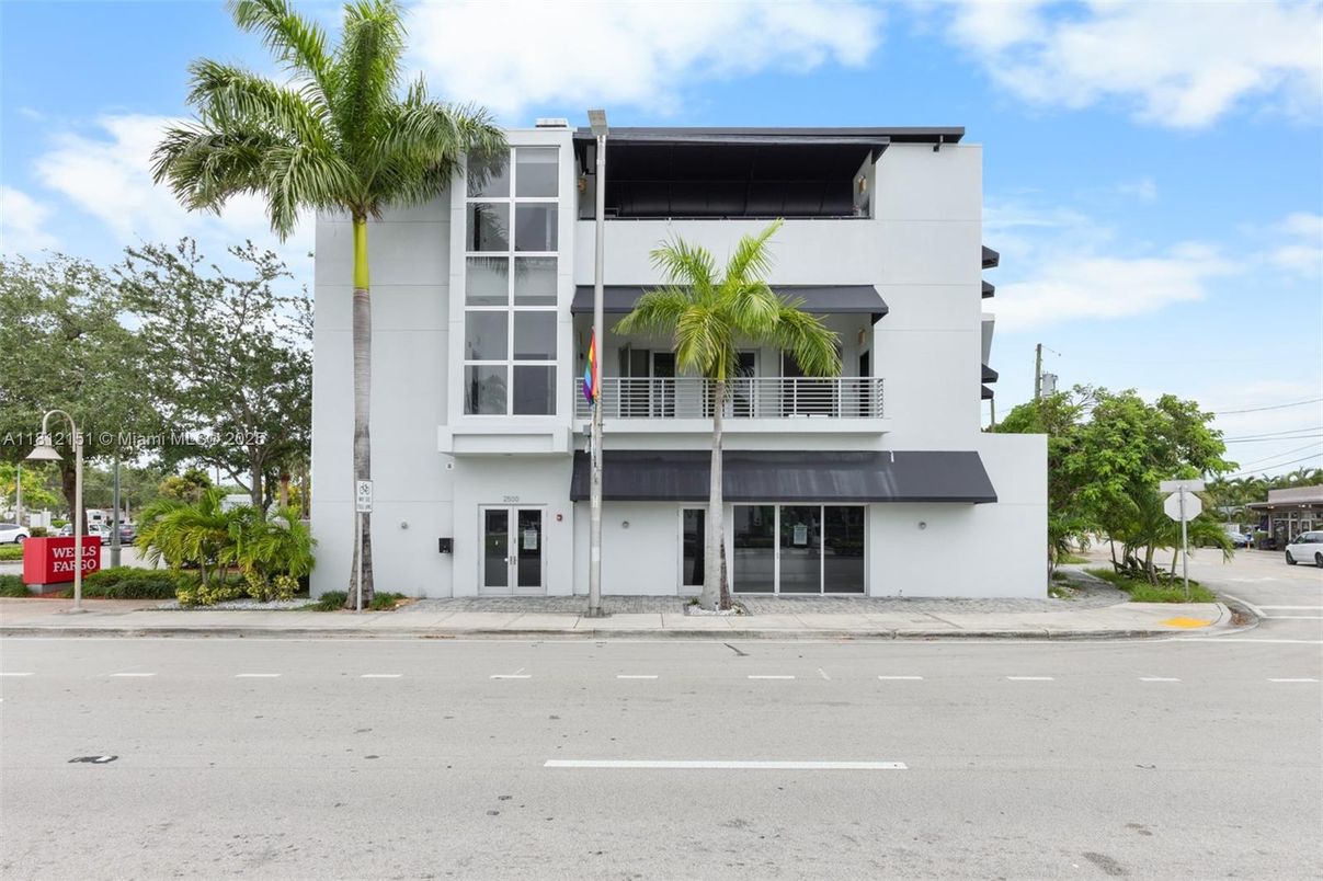 Exterior, Facade, Modern