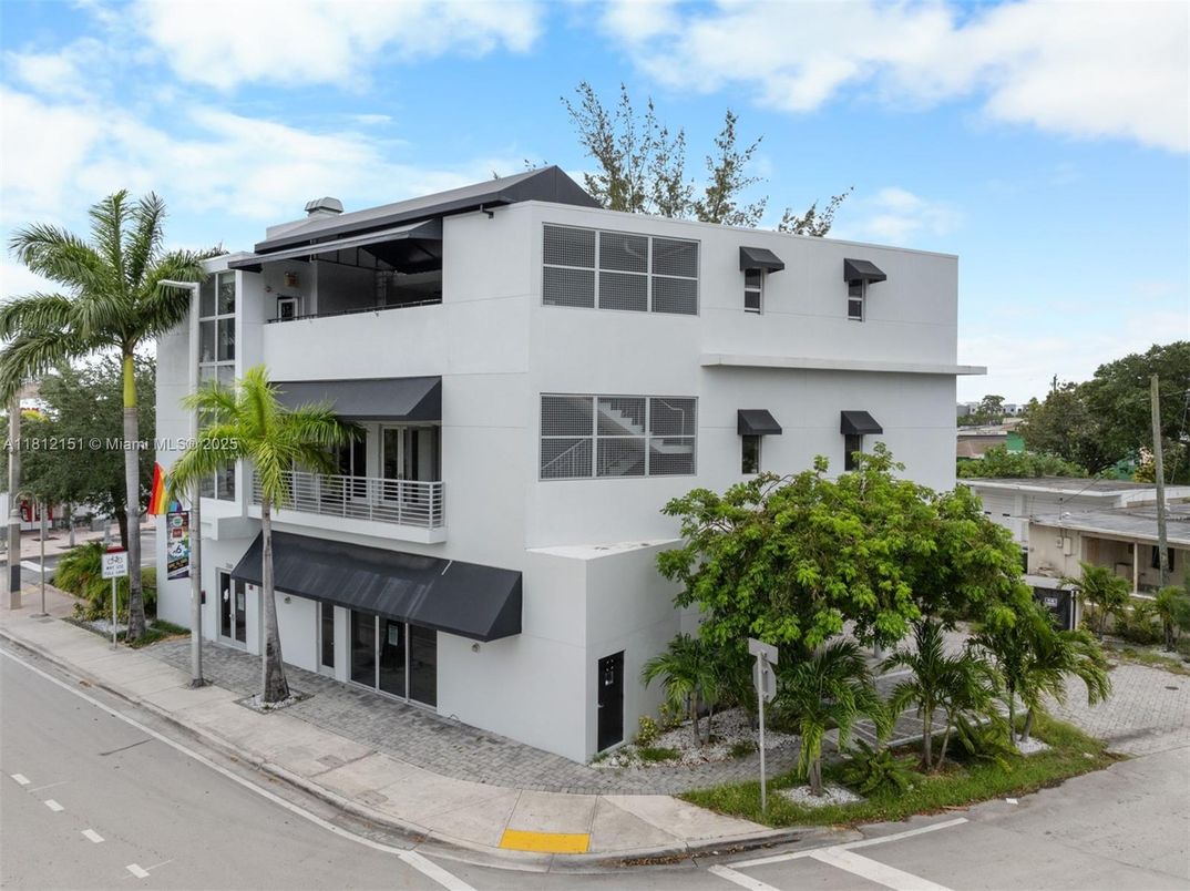 Exterior, Facade, Modern